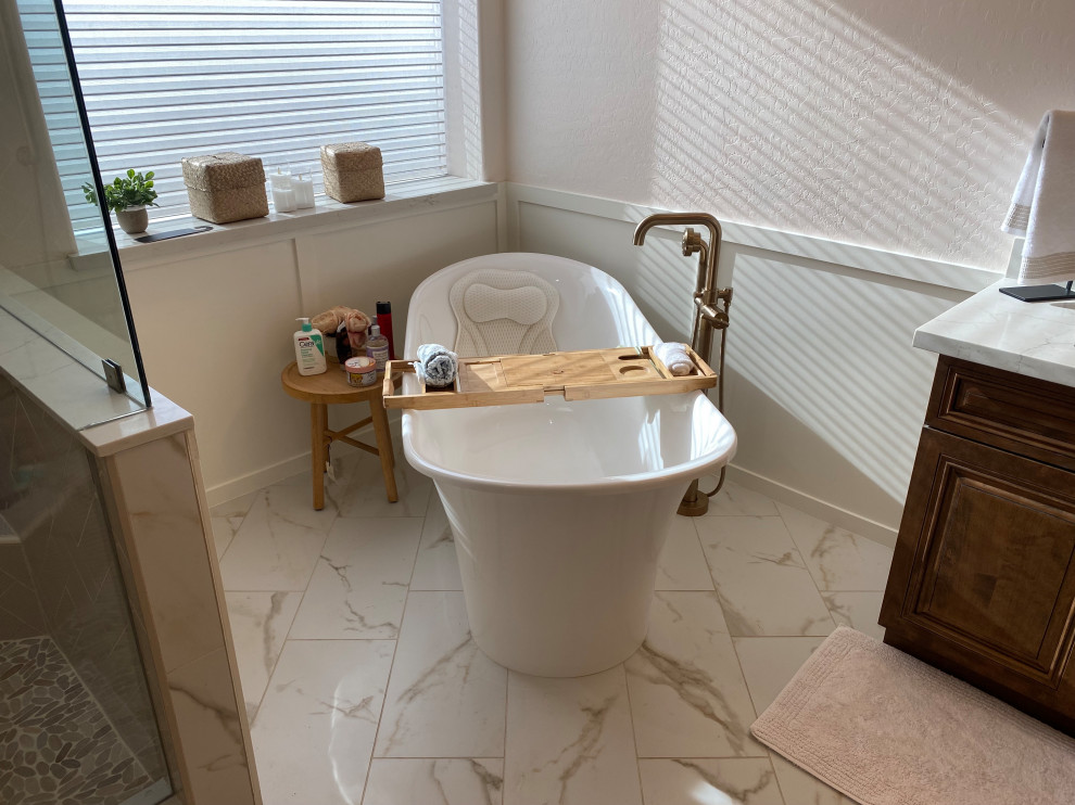 Exempel på ett shabby chic-inspirerat badrum, med klinkergolv i keramik