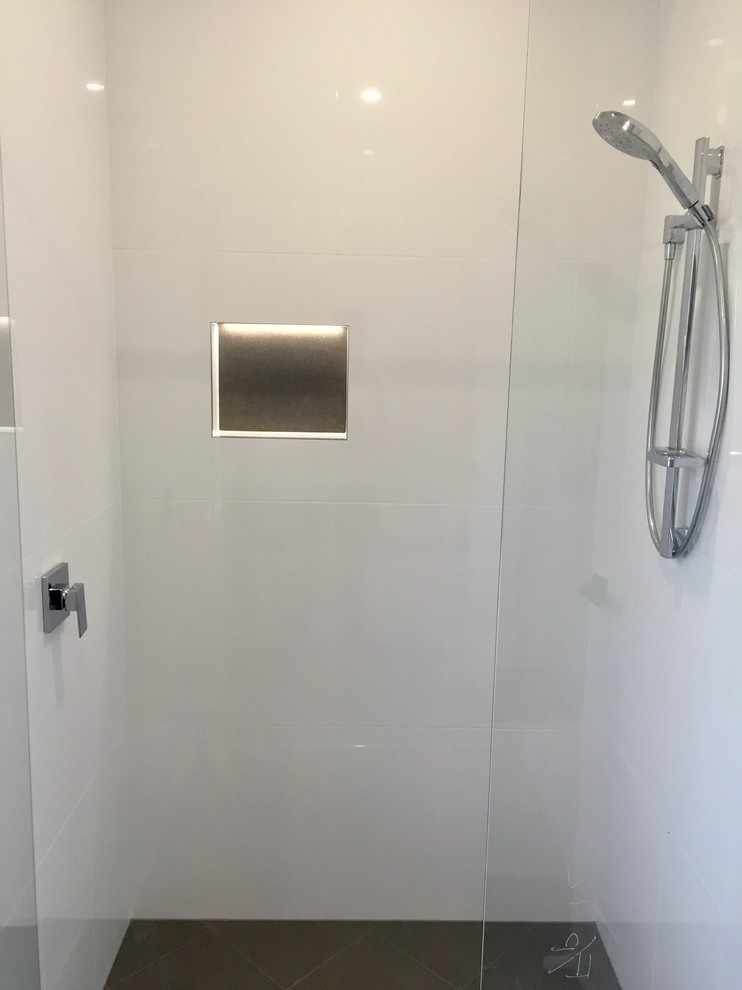 Design ideas for a modern bathroom in Brisbane.