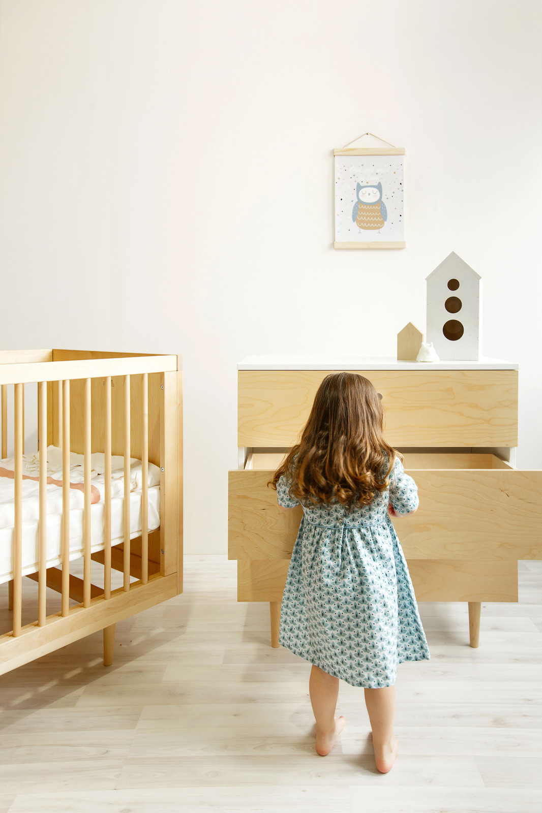 Почему у нас кроватки для новорожденных без опускающейся передней стенки?