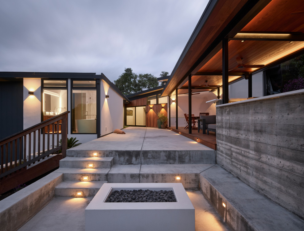Mid-century modern patio photo in San Francisco