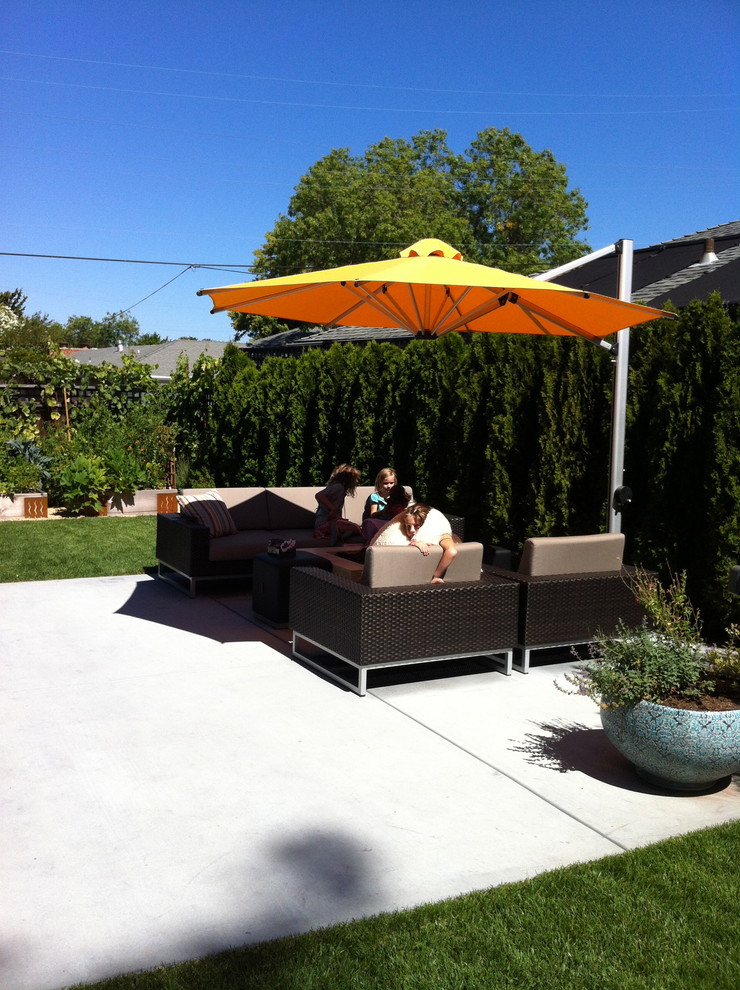 Photo of a mid-sized modern backyard patio in San Francisco.