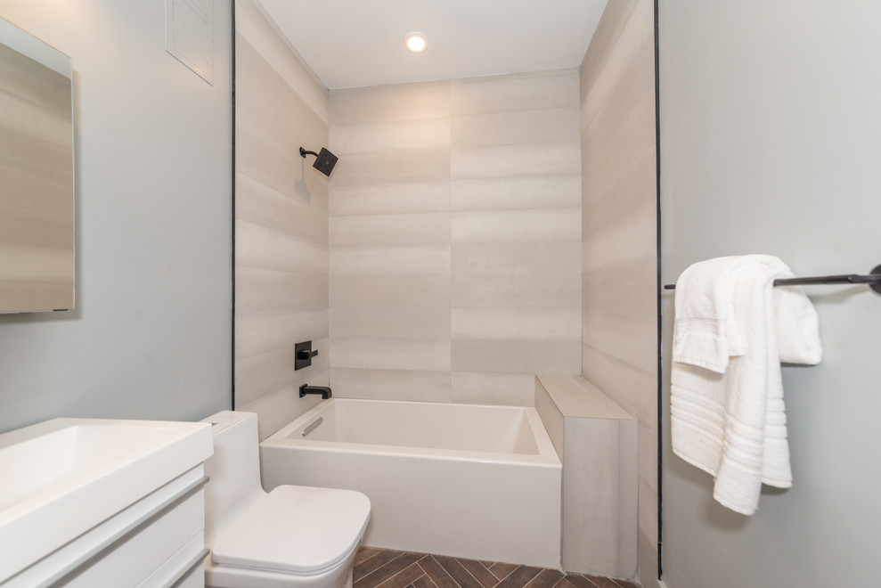 Example of a transitional bathroom design in Cincinnati