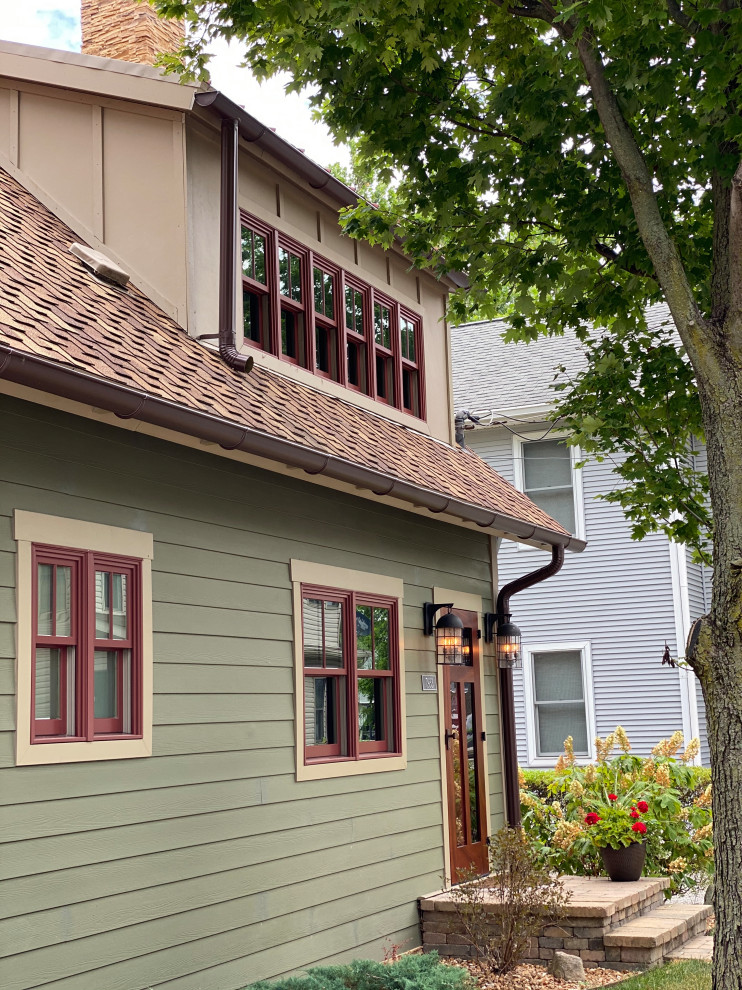 コロンバスにある高級な小さなトラディショナルスタイルのおしゃれな家の外観 (コンクリート繊維板サイディング、緑の外壁、下見板張り) の写真
