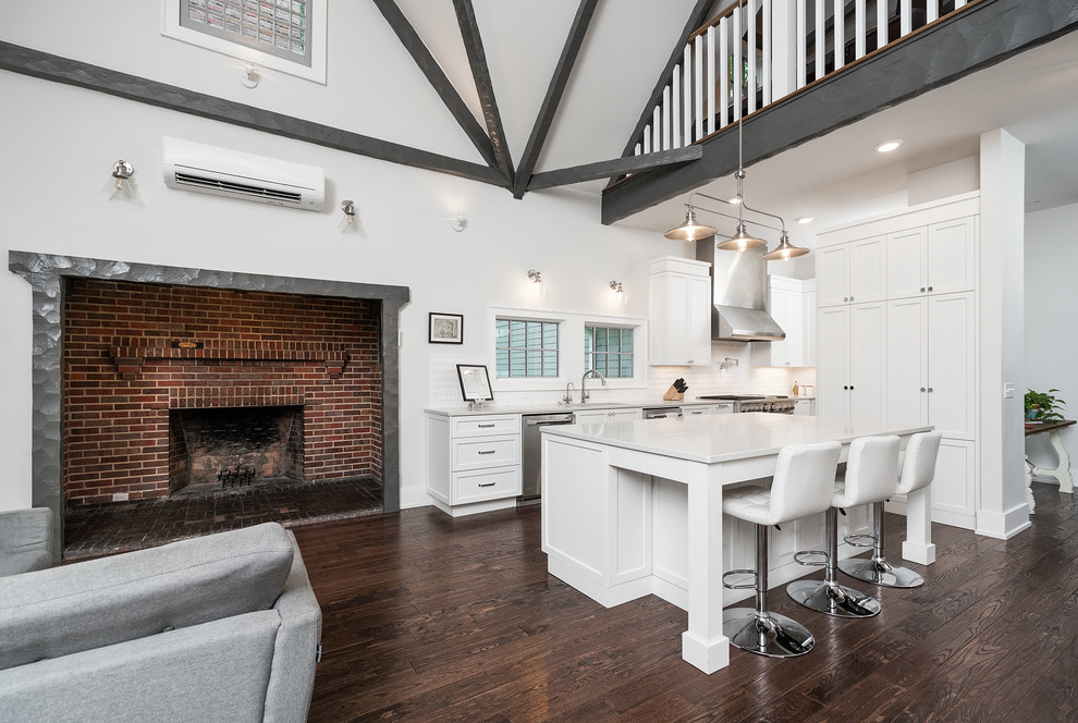 Open concept kitchen - mid-sized transitional u-shaped dark wood floor and brown floor open concept kitchen idea with an undermount sink, shaker cabinets, white cabinets, quartz countertops, white backsplash, ceramic backsplash, stainless steel appliances and an island