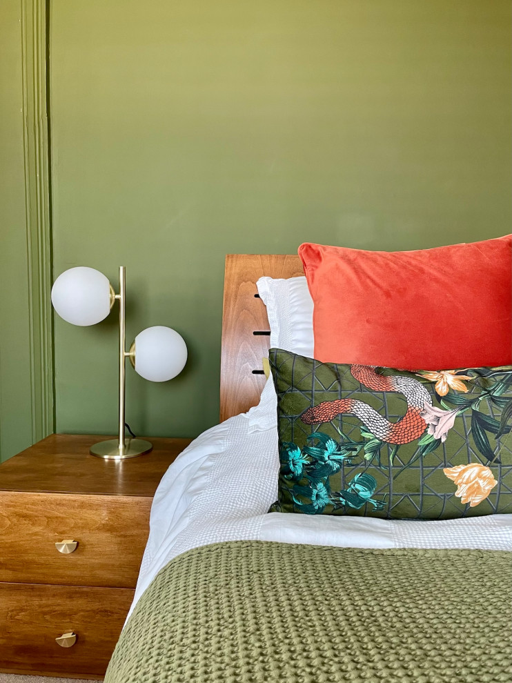 Пример оригинального дизайна: гостевая спальня среднего размера, (комната для гостей) в стиле модернизм с зелеными стенами, ковровым покрытием и бежевым полом