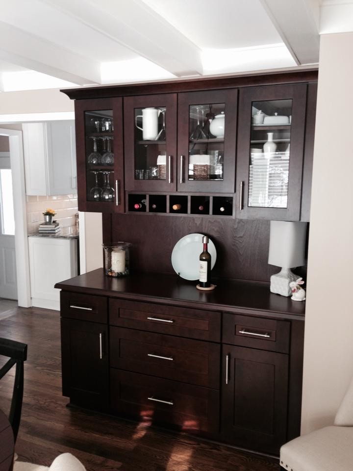 Kitchen - mid-sized transitional kitchen idea in Detroit