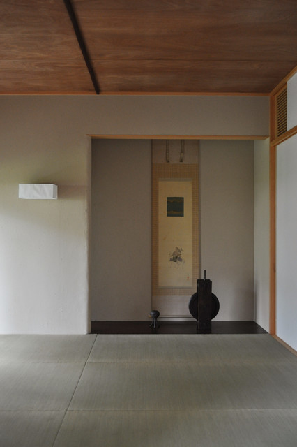 大磯の家 moderno-entrada