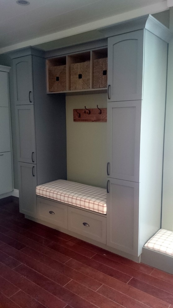 Example of a transitional entryway design in Toronto