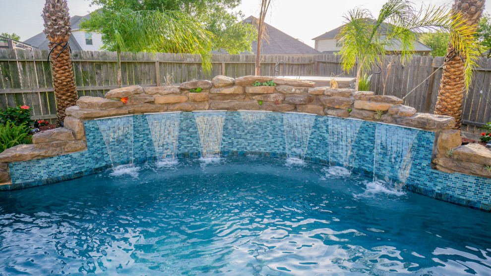 Свежая идея для дизайна: большой бассейн произвольной формы на заднем дворе в морском стиле с джакузи и настилом - отличное фото интерьера