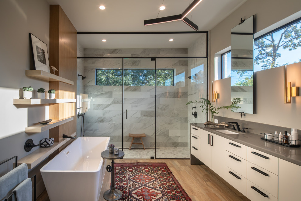 This is an example of a contemporary bathroom in Houston.