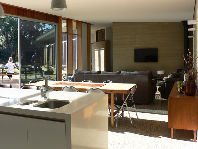 Rammed Earth Beach House trendy-dagligstue