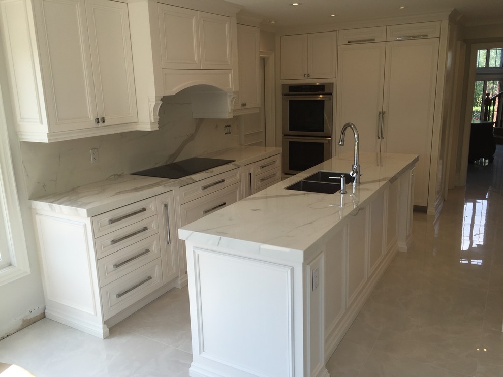 Transitional kitchen photo in Toronto