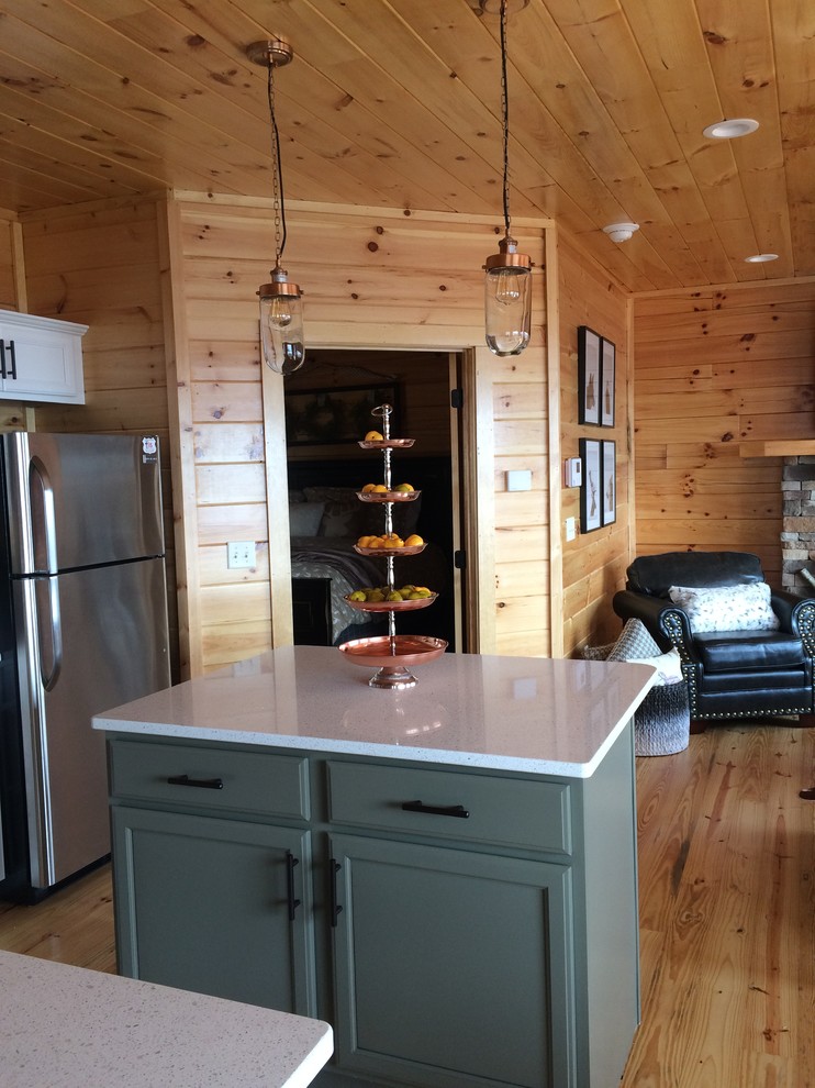 Mountain style l-shaped eat-in kitchen photo with shaker cabinets and an island