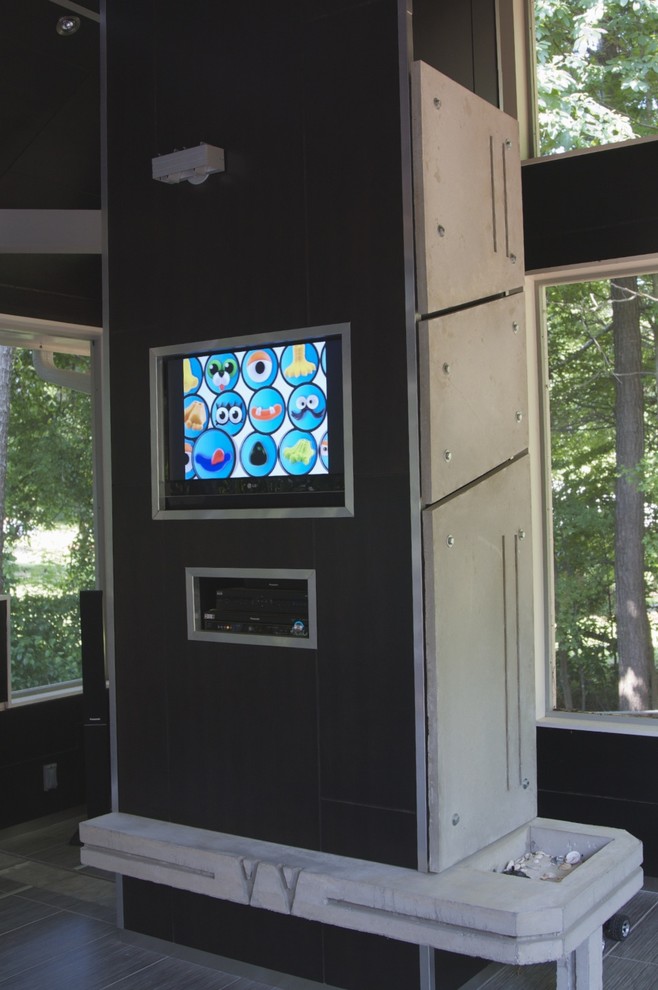 Photo of a modern screened-in verandah in Atlanta.