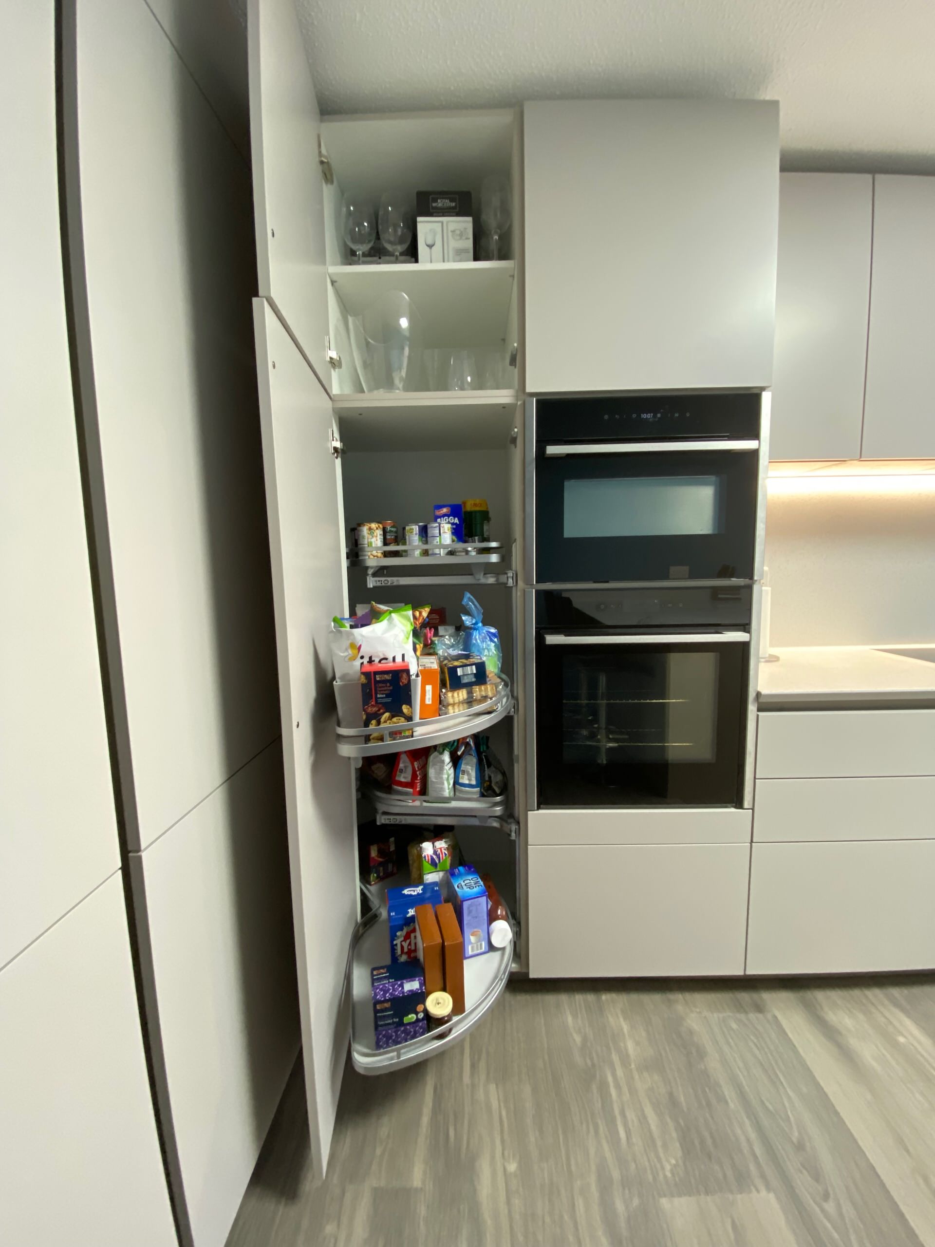 Handleless Apartment Kitchen in Silk Gloss Loam Finish