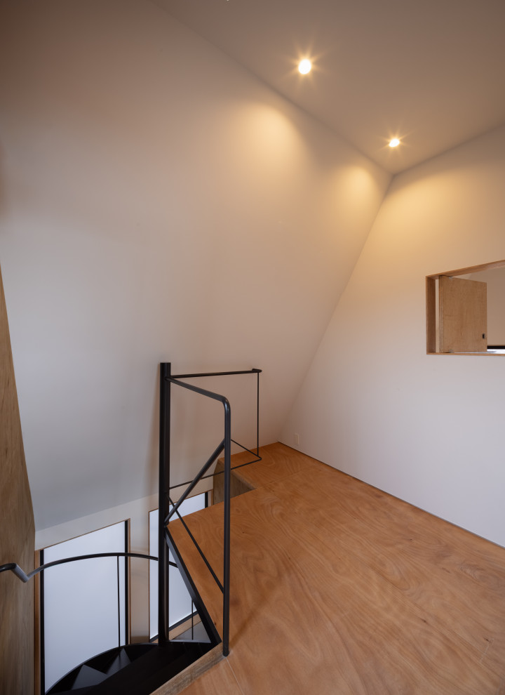 Idée de décoration pour un petit bureau design en bois avec un mur marron, un sol en bois brun, un bureau indépendant, un sol marron et un plafond en lambris de bois.