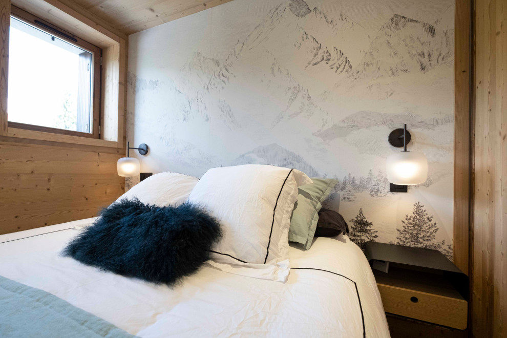 Kleines Rustikales Hauptschlafzimmer ohne Kamin mit weißer Wandfarbe, Laminat, braunem Boden, Holzdecke und Tapetenwänden in Lyon