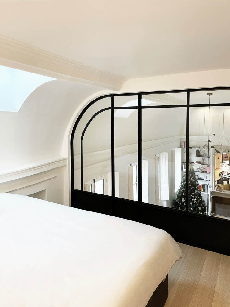 Contemporary master bedroom in Paris.