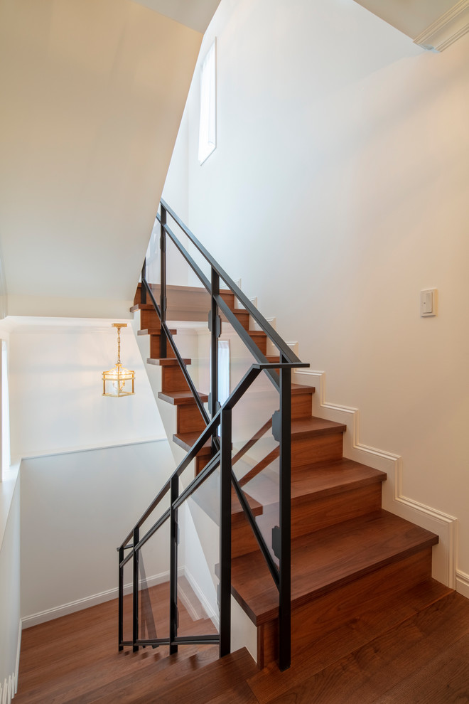 Идея дизайна: п-образная деревянная лестница в викторианском стиле с деревянными ступенями и металлическими перилами
