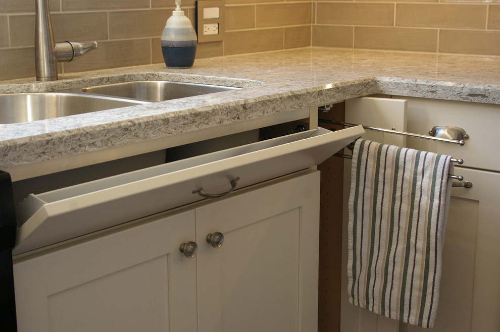 Example of a mid-sized transitional u-shaped kitchen design in Toronto with an undermount sink, shaker cabinets, white cabinets and quartz countertops
