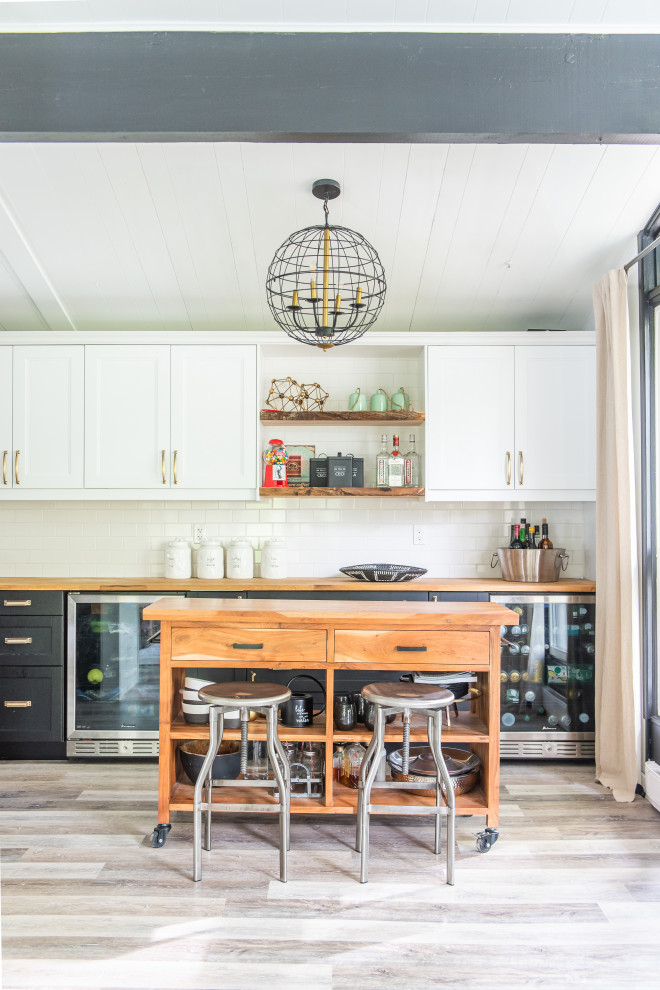 Example of a transitional home design design in Toronto