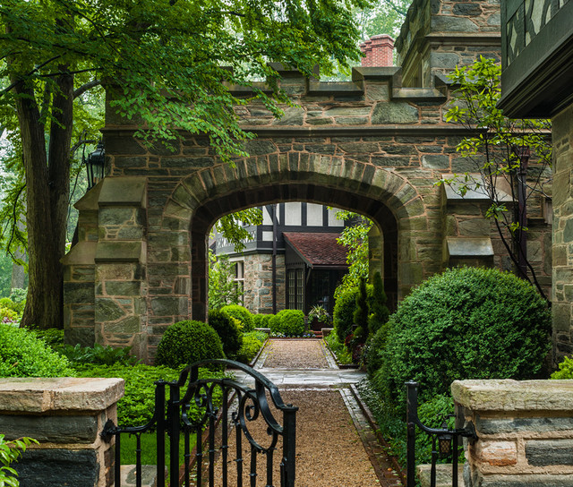 Bryn Mawr traditional-garden