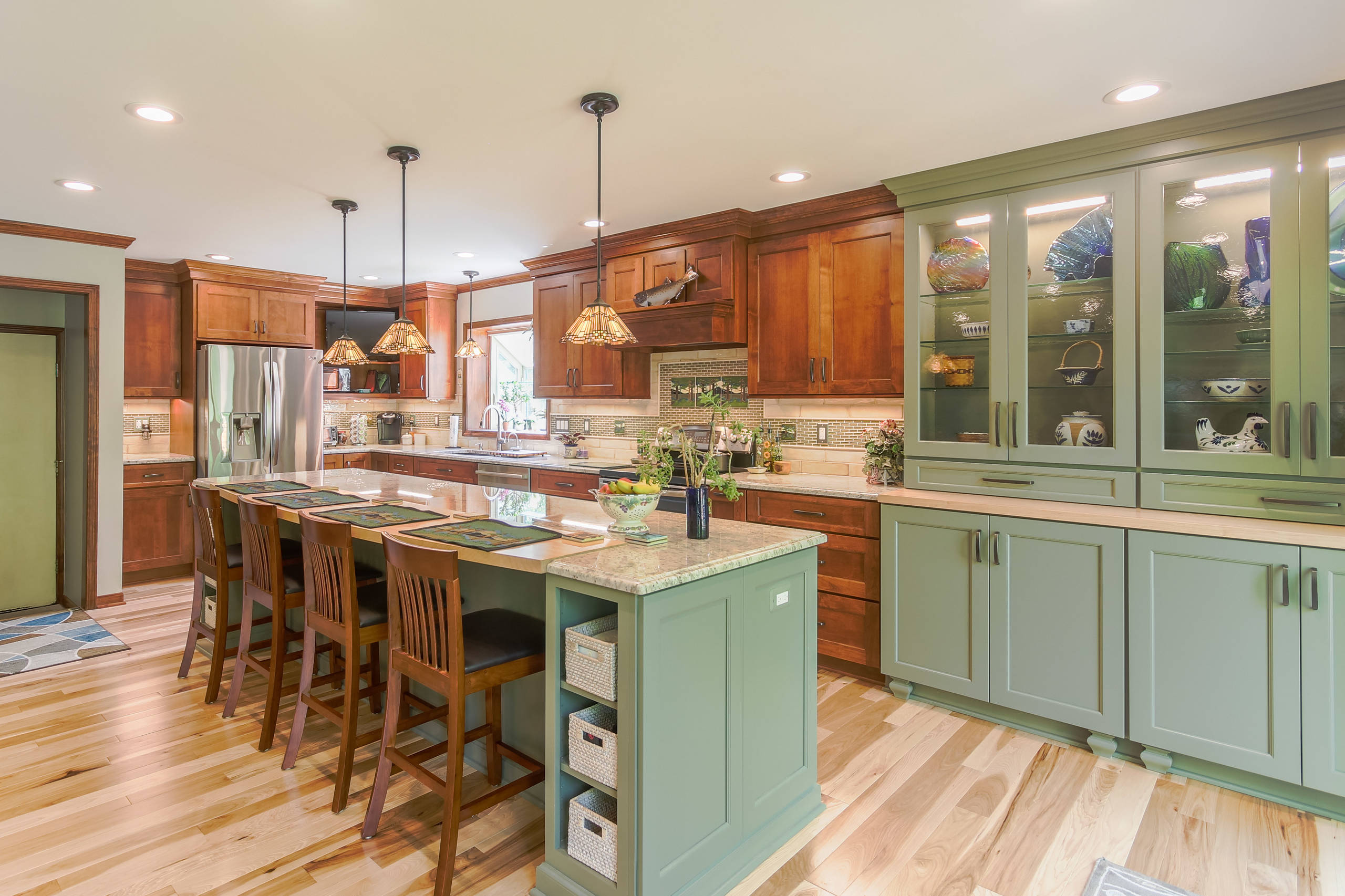3 Warm Kitchens That Mix Blue, Green and Wood, image size:2560x1706