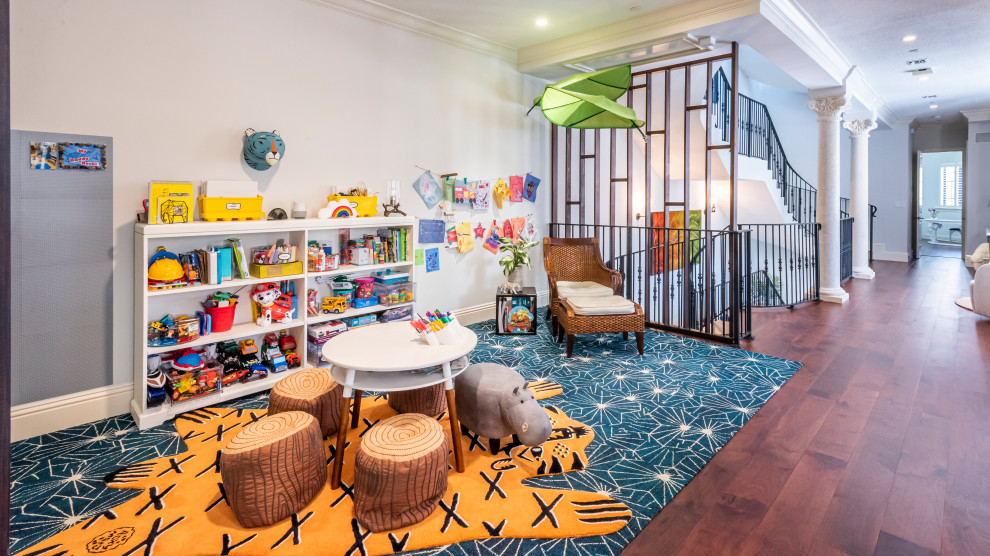 Mittelgroßes, Neutrales Modernes Kinderzimmer mit Spielecke, grauer Wandfarbe, Teppichboden und braunem Boden in Miami