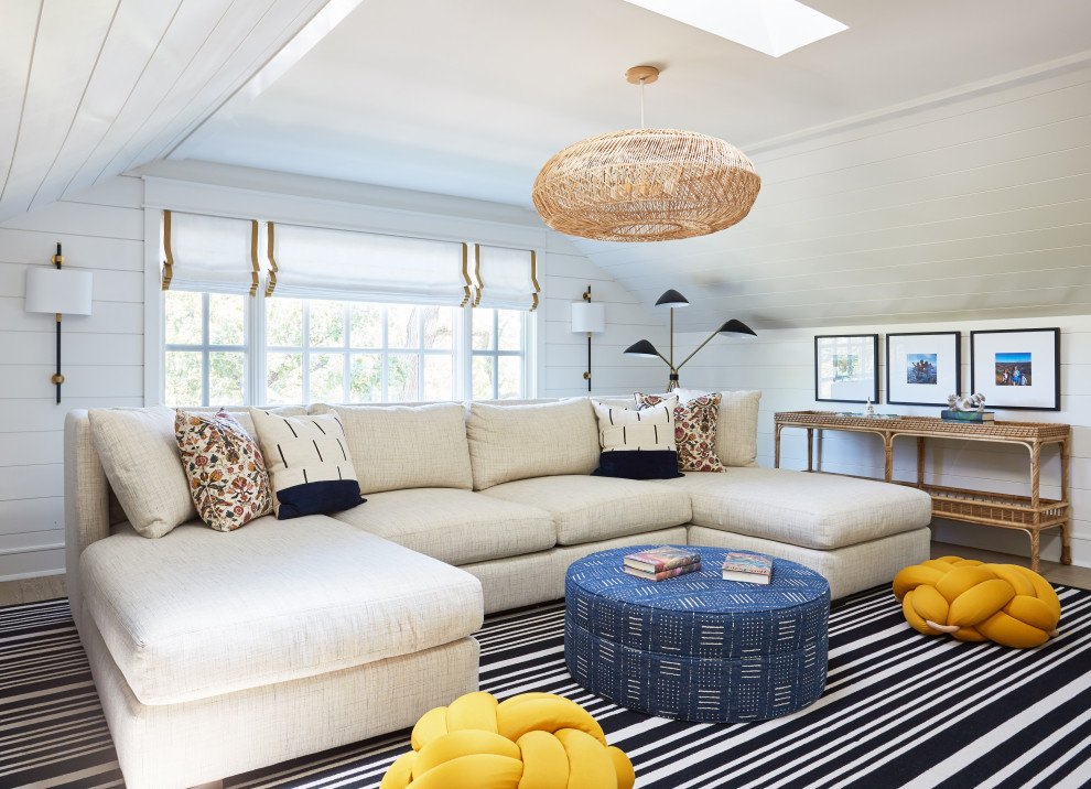 Immagine di un grande soggiorno stile marino stile loft con sala giochi, pareti bianche, parquet chiaro, pavimento marrone e pareti in perlinato
