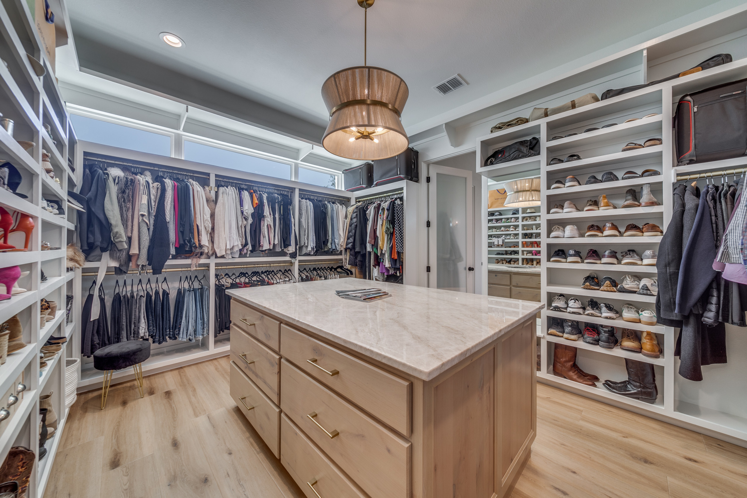 Modern European: 3,830 ft², 4 BR/3 BA/1 ST
