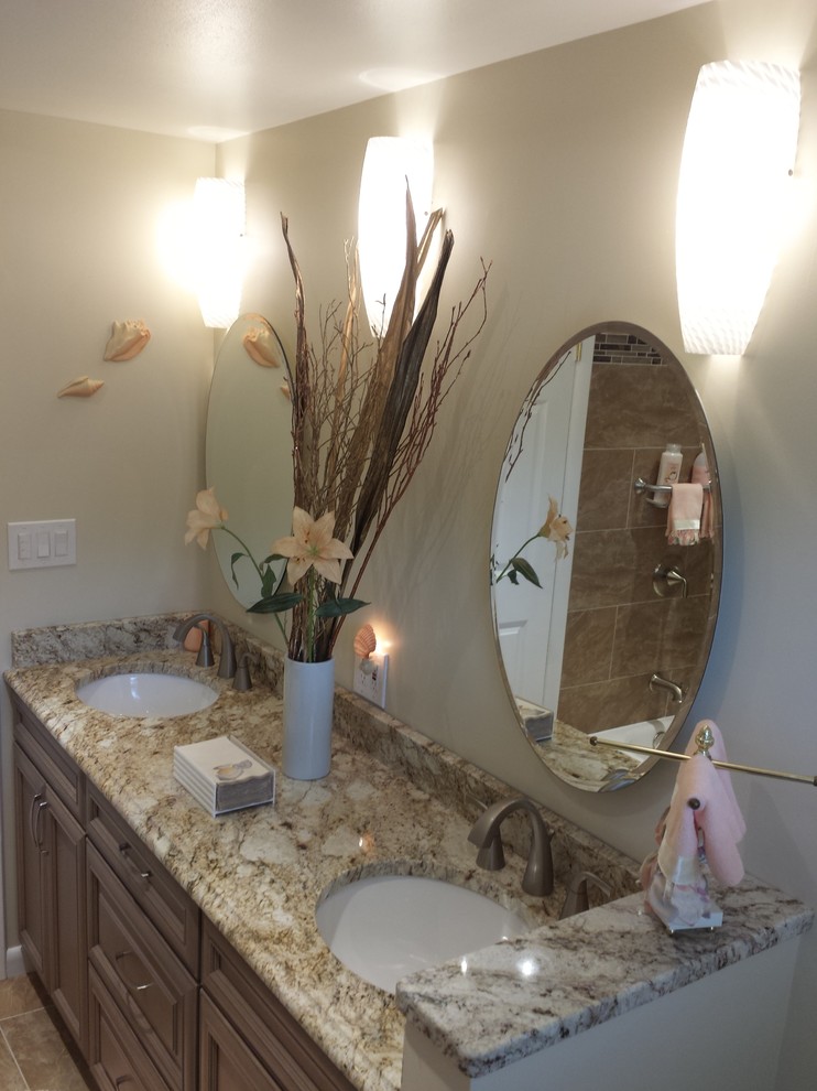Example of a transitional home design design in Phoenix