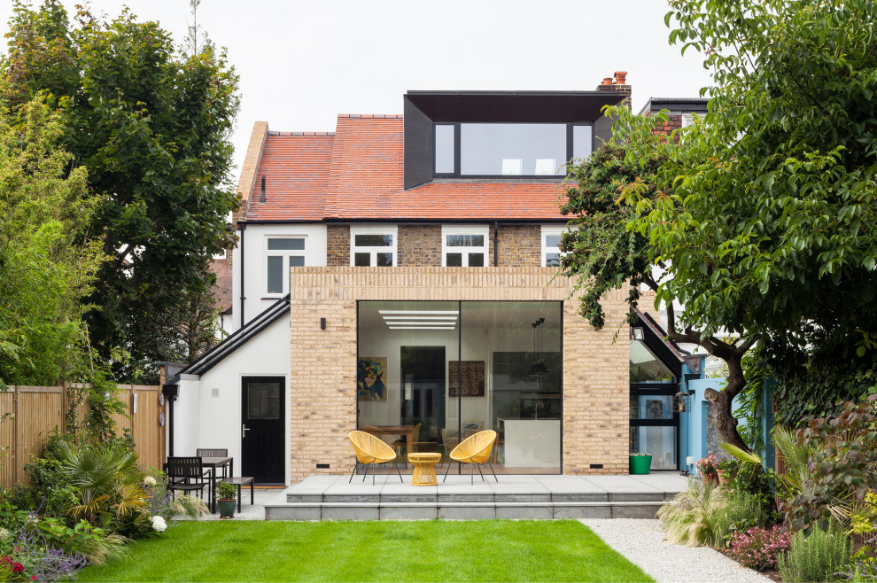 Photo of a mid-sized contemporary exterior in Hertfordshire.