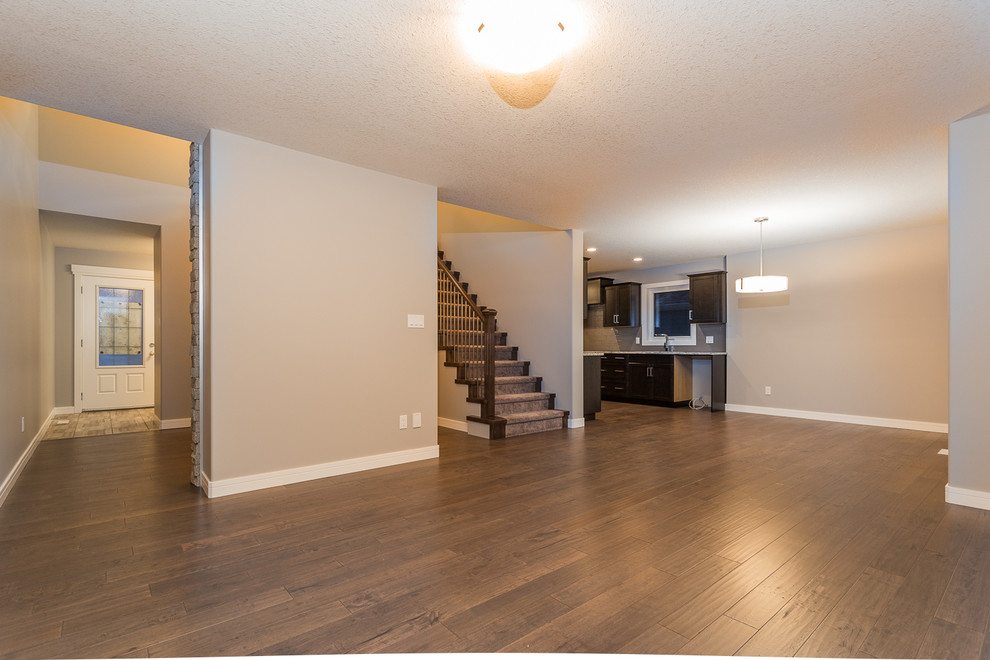 Example of a transitional home design design in Edmonton