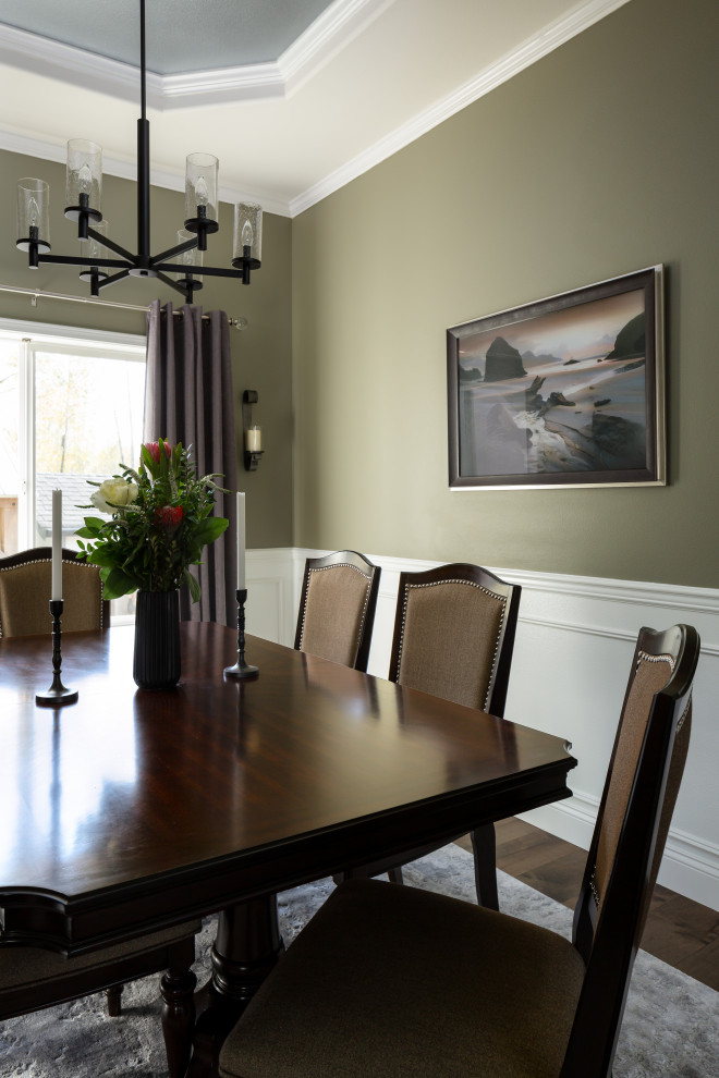 На фото: кухня-столовая среднего размера в стиле неоклассика (современная классика) с зелеными стенами, паркетным полом среднего тона, коричневым полом, многоуровневым потолком и панелями на стенах