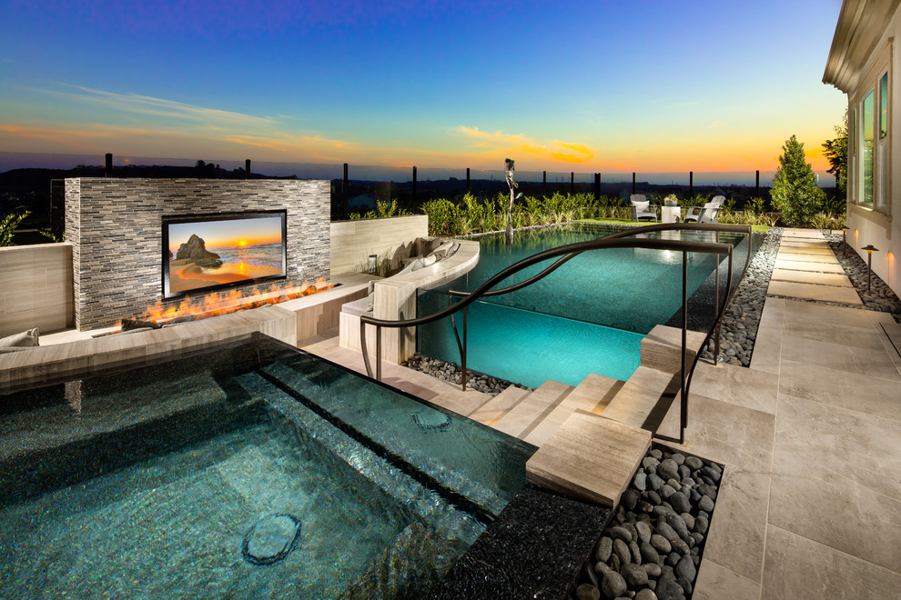 Contemporary swimming pool in San Diego.