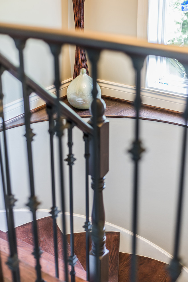 Foto de escalera suspendida clásica de tamaño medio con escalones de madera y contrahuellas de madera