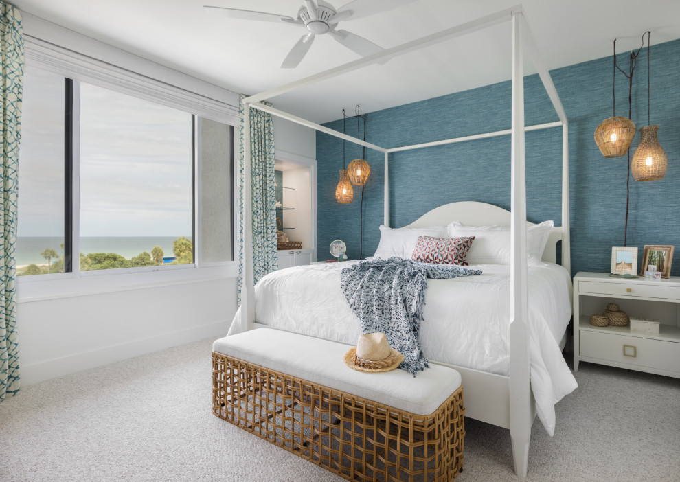 Foto de dormitorio principal marinero grande con paredes azules, moqueta, suelo beige y papel pintado