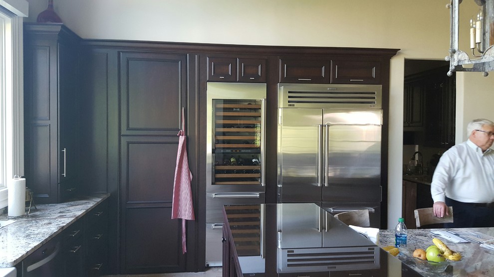 Kitchen - transitional kitchen idea in Birmingham