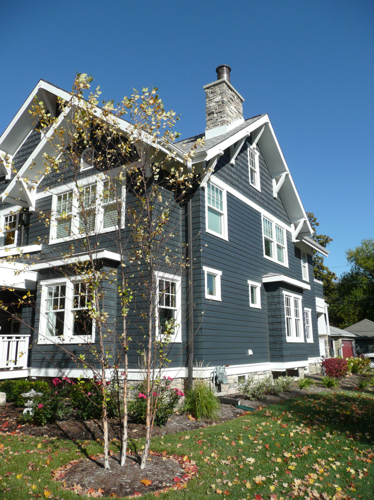 Mittelgroßes, Dreistöckiges Uriges Haus mit Mix-Fassade, grauer Fassadenfarbe und Satteldach in Sonstige