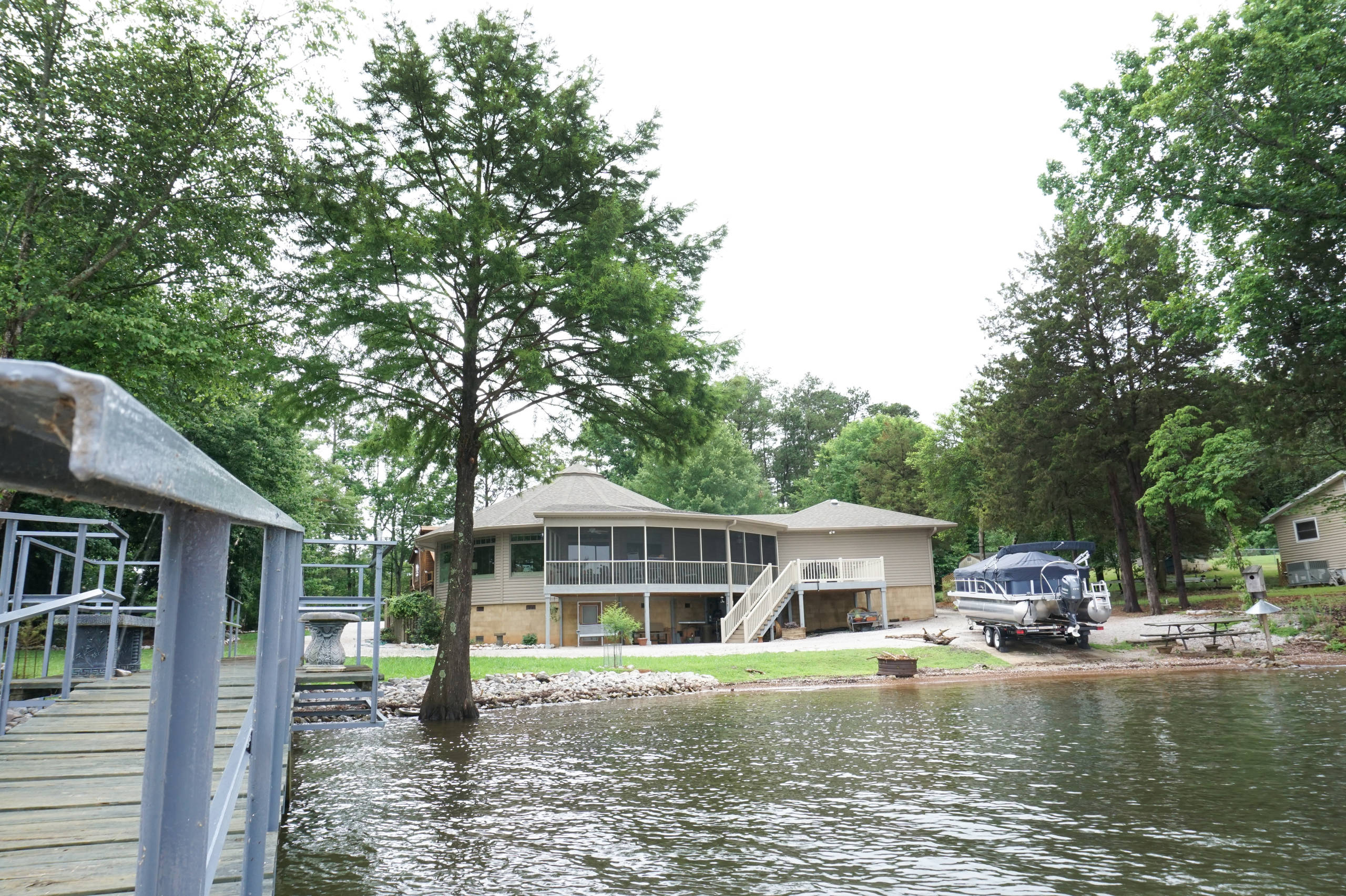 Right Round: Deltec Home on the Lake