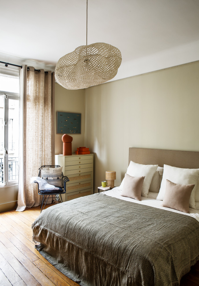 Design ideas for a contemporary bedroom in Paris.