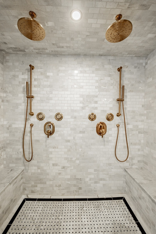 Idéer för ett litet retro vit bastu, med bruna skåp, en dusch/badkar-kombination, vit kakel, beiget golv och dusch med gångjärnsdörr