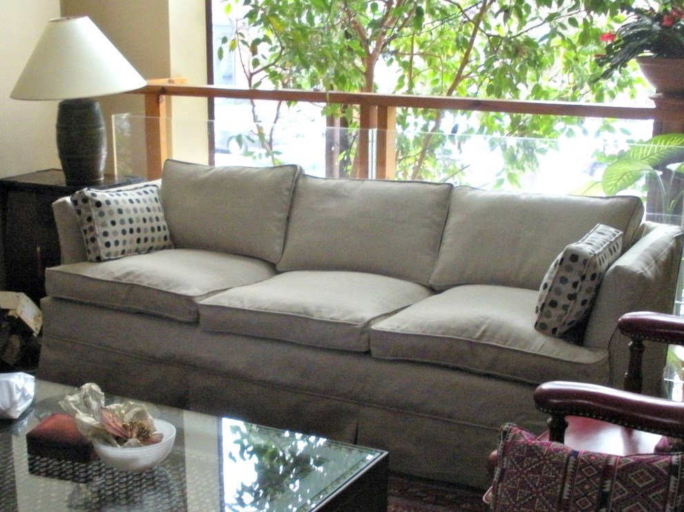 Transitional home design photo in Toronto