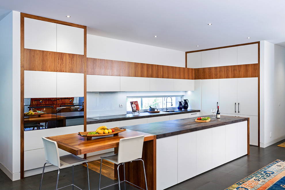 Mid-sized l-shaped eat-in kitchen in Melbourne with with island.