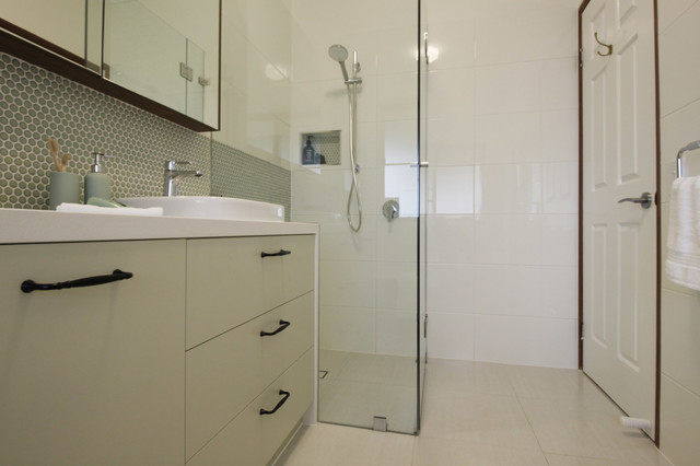 Frame-less Shower Screen contemporary-badrum