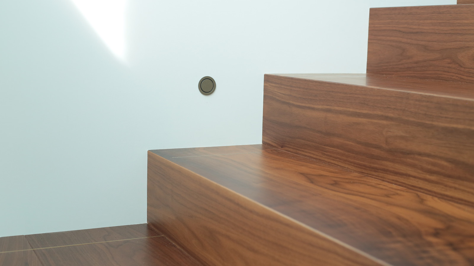 Лестница из американского ореха