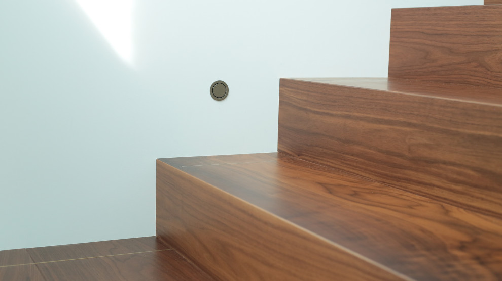 Лестница из американского ореха