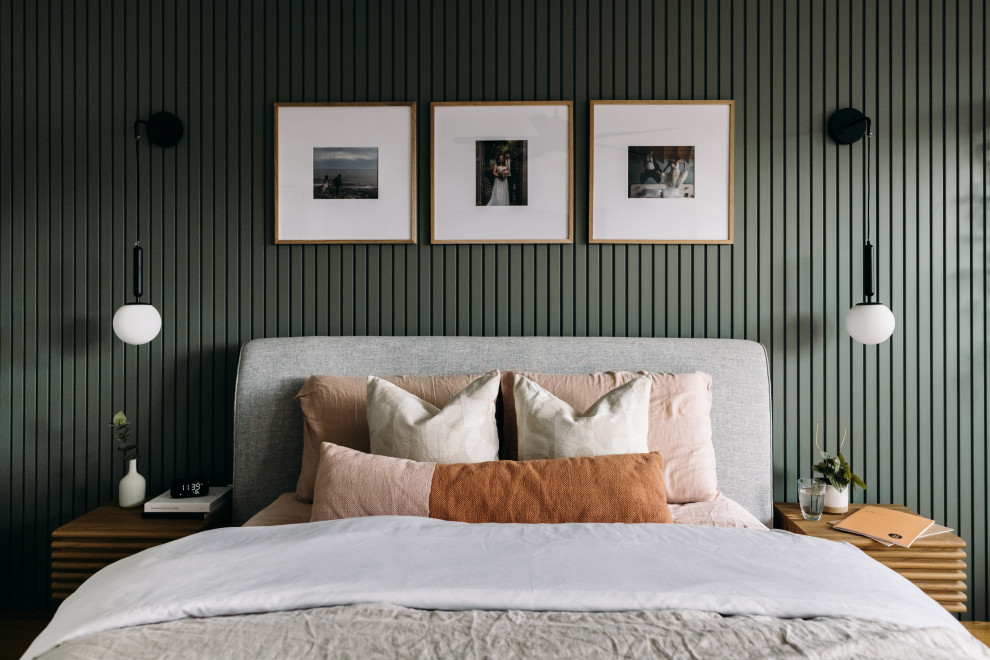 Mittelgroßes Retro Schlafzimmer im Loft-Style mit grüner Wandfarbe, hellem Holzboden, gelbem Boden und Wandpaneelen in Toronto