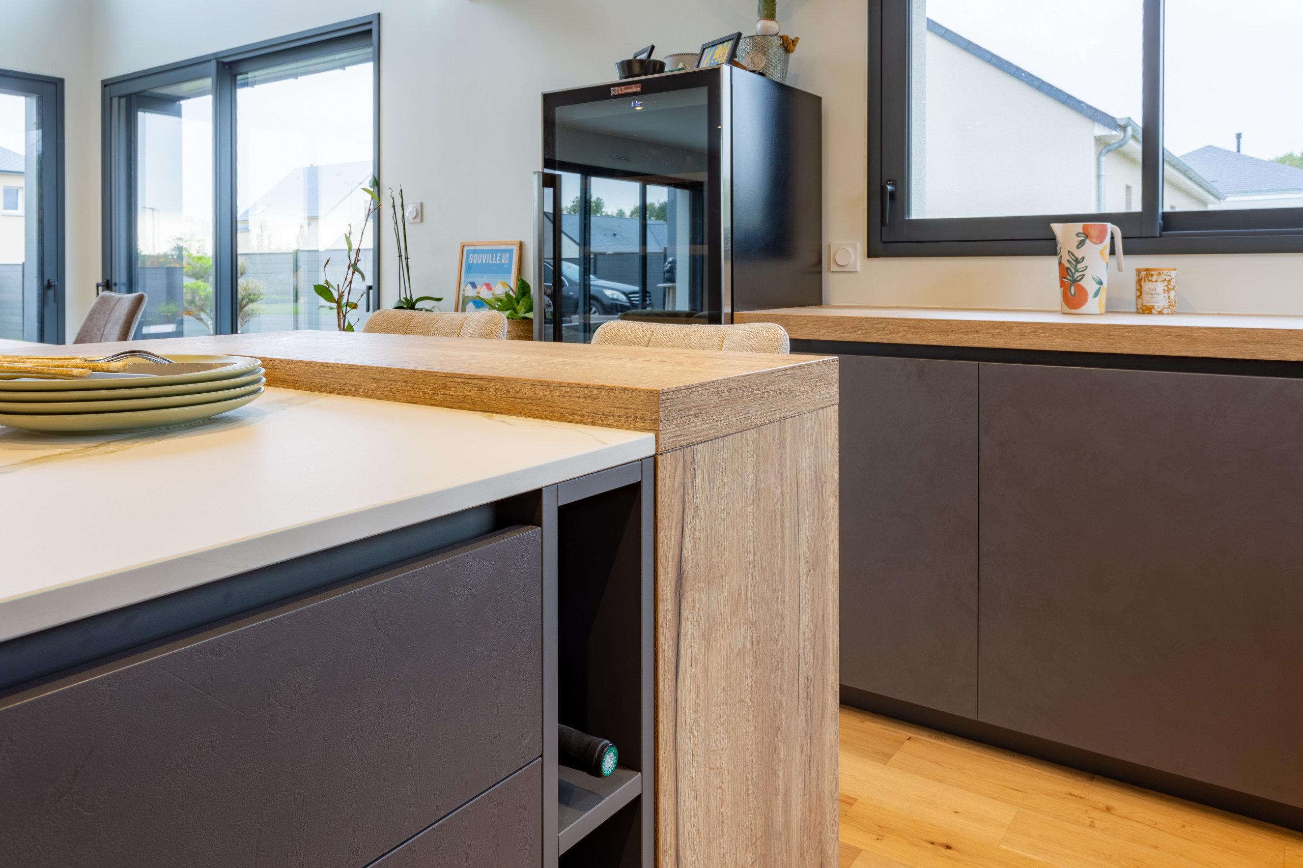 Création dune cuisine ouverte avec coin repas dans un pavillon contemporrain