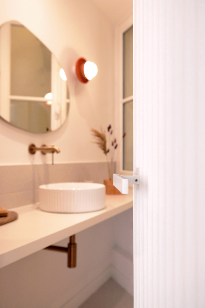 Foto på ett litet vintage beige en-suite badrum, med en kantlös dusch, en vägghängd toalettstol, beige kakel, porslinskakel, vita väggar, klinkergolv i keramik, ett nedsänkt handfat, laminatbänkskiva, beiget golv och med dusch som är öppen